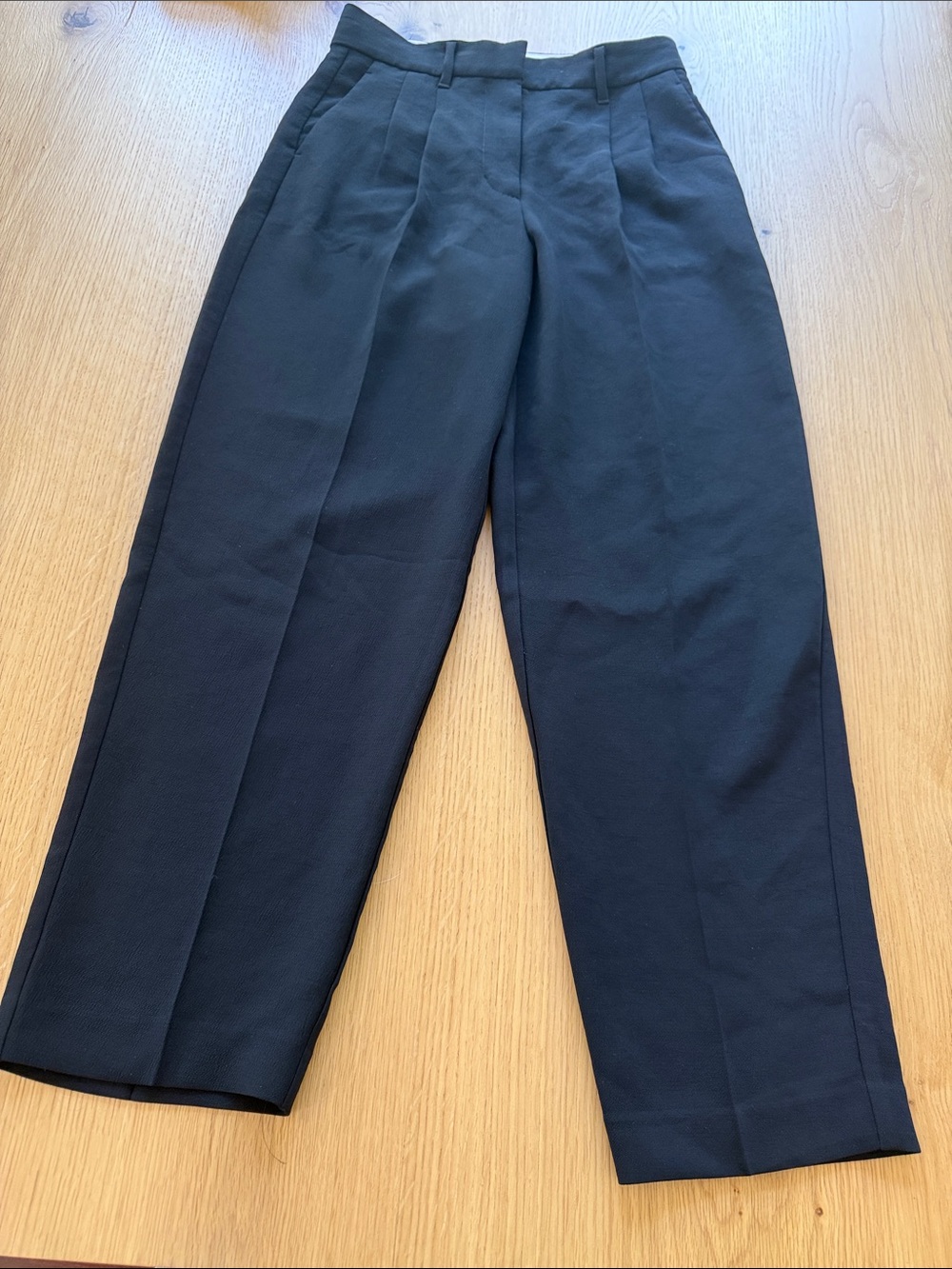 ARITIZIA BABATON PANTS SIZE 4 (PETITE SIZING)